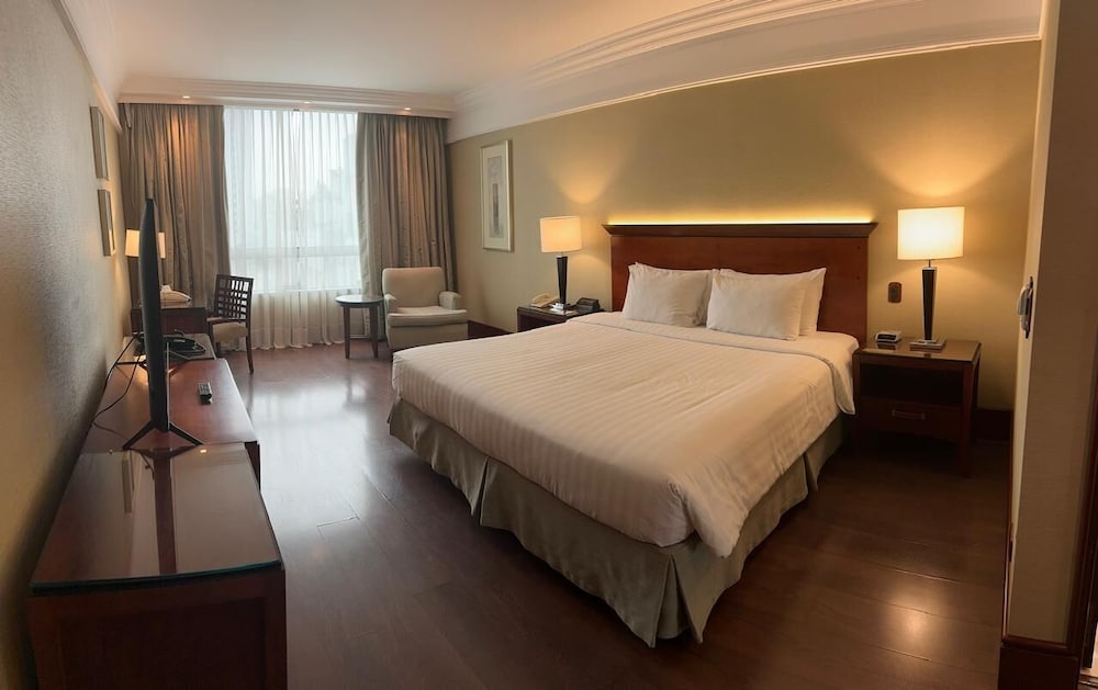 DELUXE, KING BED