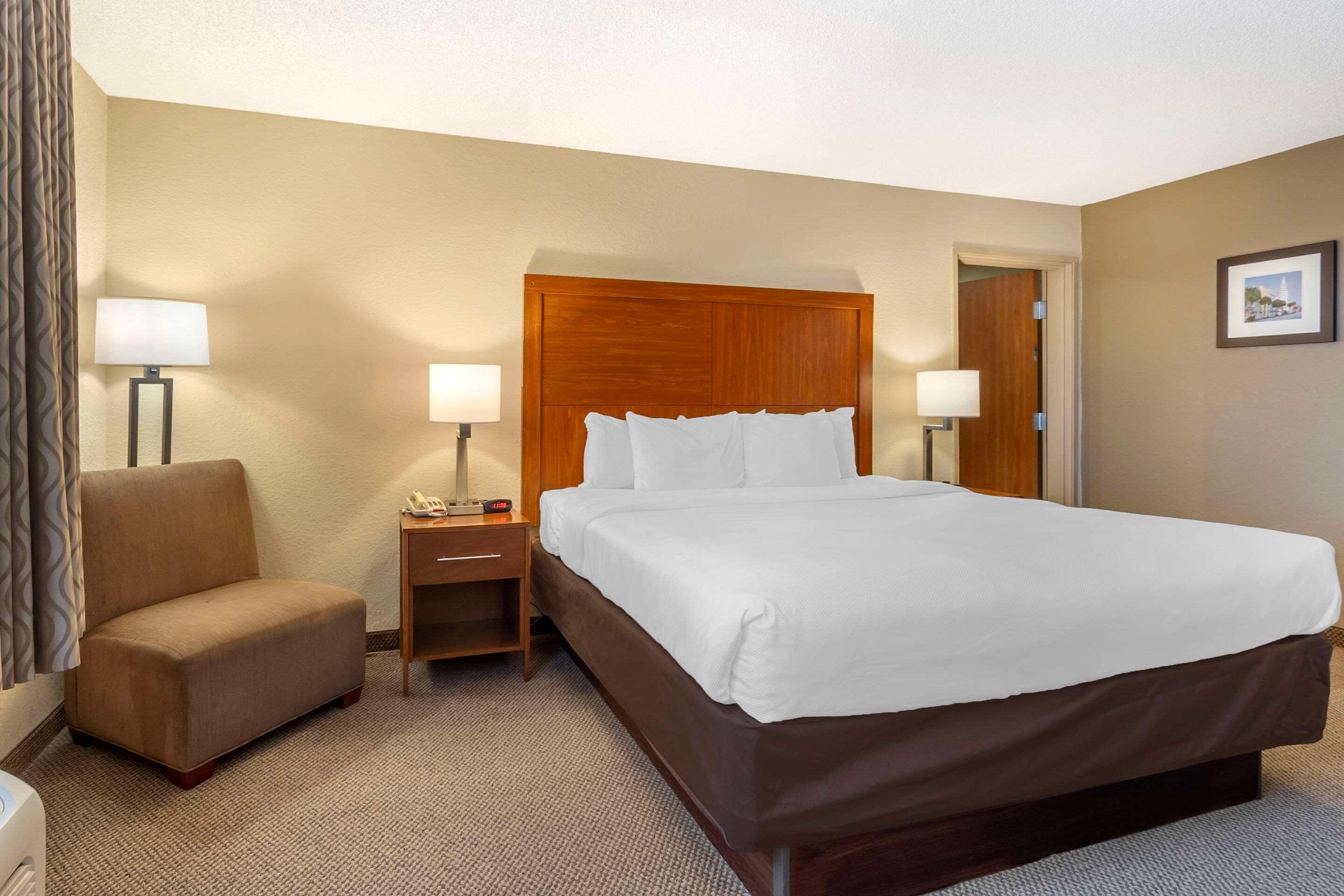 EFFICIENCY, SUITE, KING BED