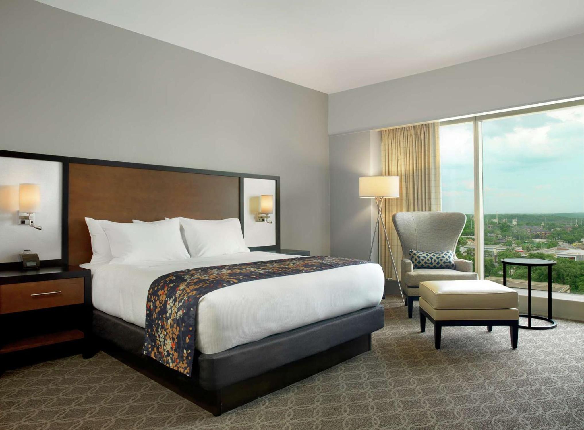 ROOM, KING BED, CITY VIEW, HIGH FLOOR, ACCESSIBLE