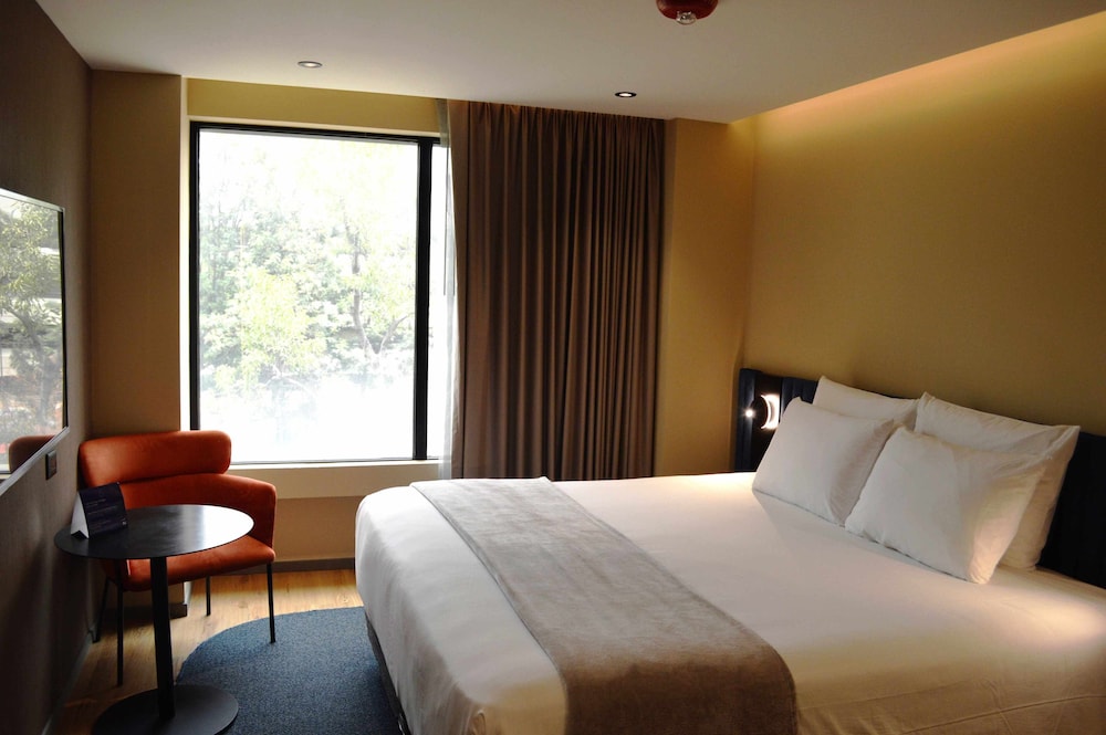 SUPERIOR, KING BED, ACCESSIBLE