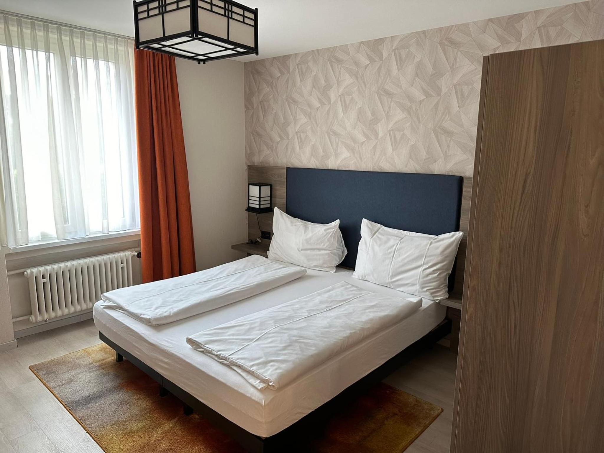 Room, 1 Queen and 1 Single Bed