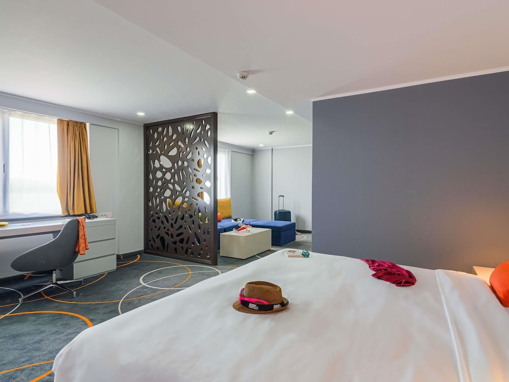 PREMIUM, KING BED, SOFA