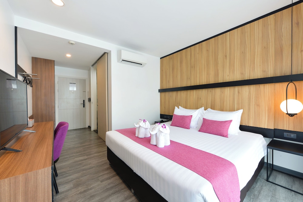 غرفة بسرير كينج بإطلالة على المسبح، Gate43 airport hotel Bangkok (SHA Plus+) 5/8