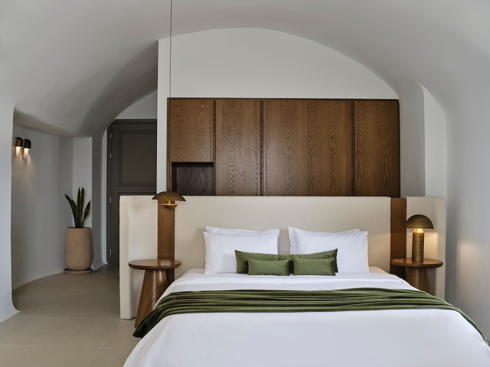 Suite, Queen Bed, Outdoor Jetted Tub, Large