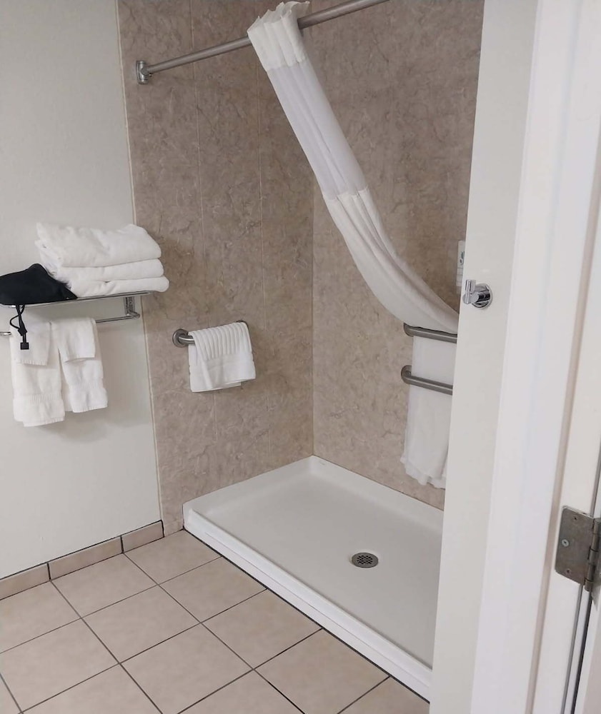 Country Inn & Suites by Radisson, Platteville, WI 42/48