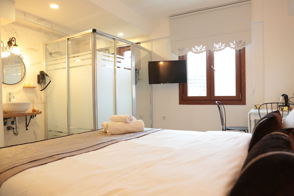 Oriella Hotel 18/40