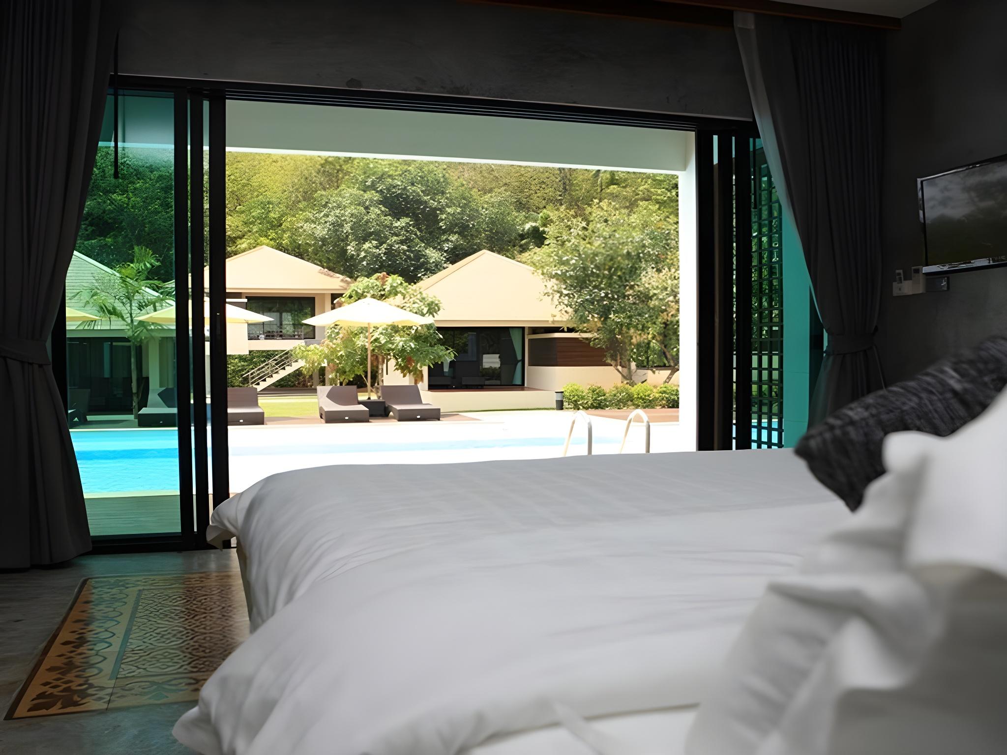 Room, Pool Access