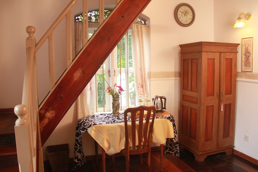 Manor House Boutique 5/50