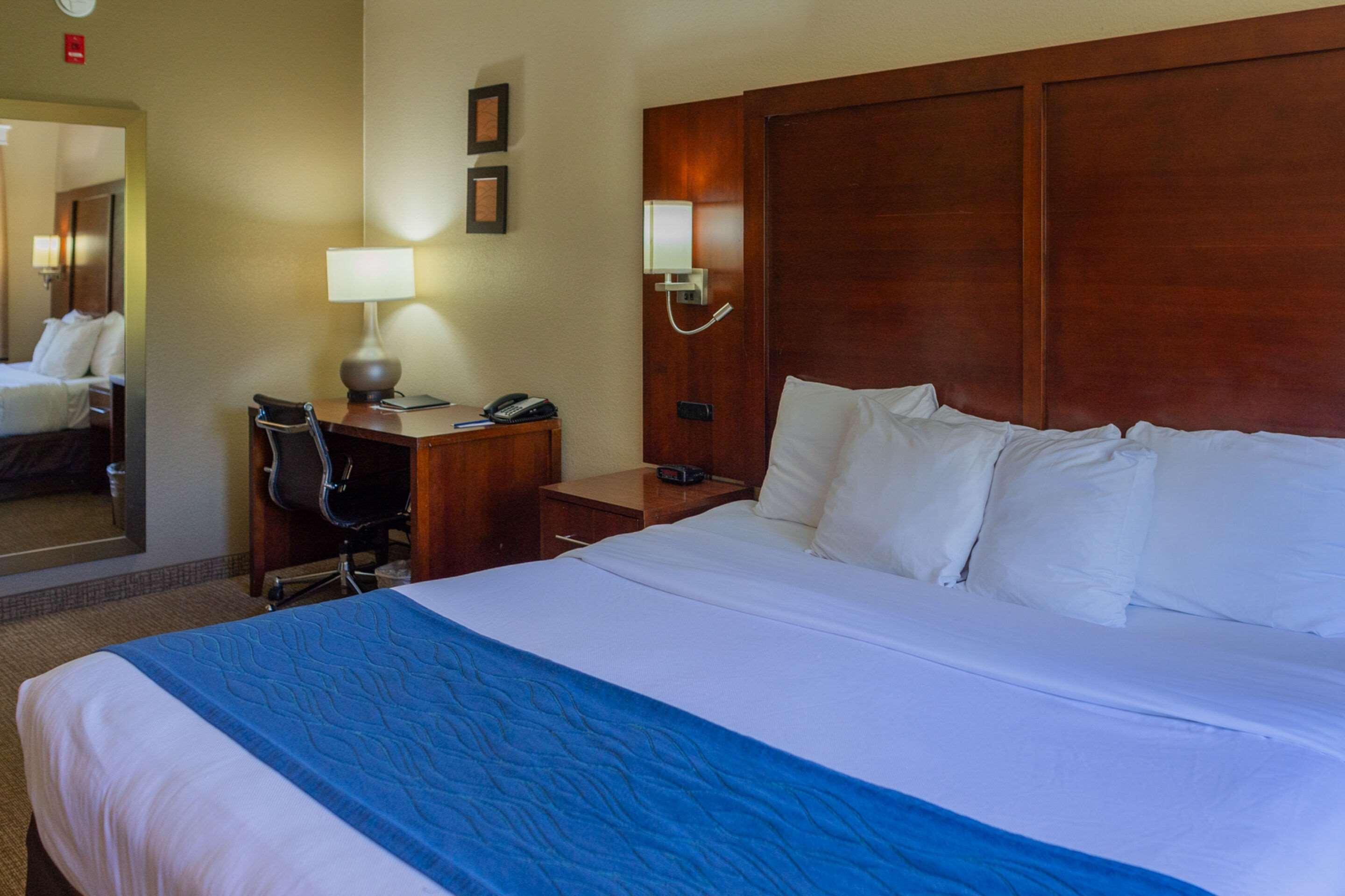 ROOM, KING BED