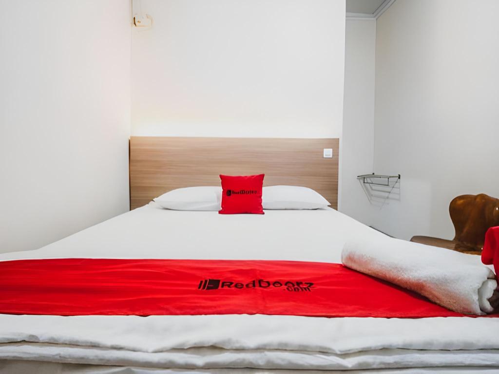 RedDoorz Plus near WTC Batanghari Mall 16/27