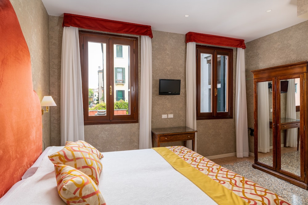 Standard, Queen Bed