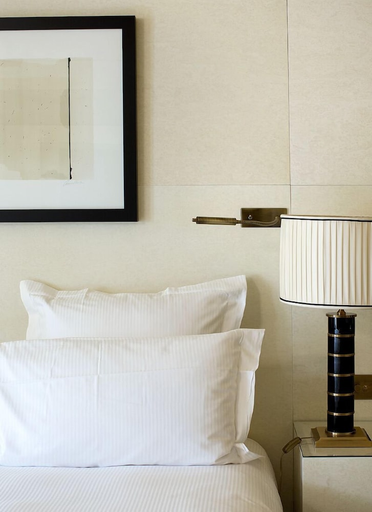 Hotel Montaigne 10/69