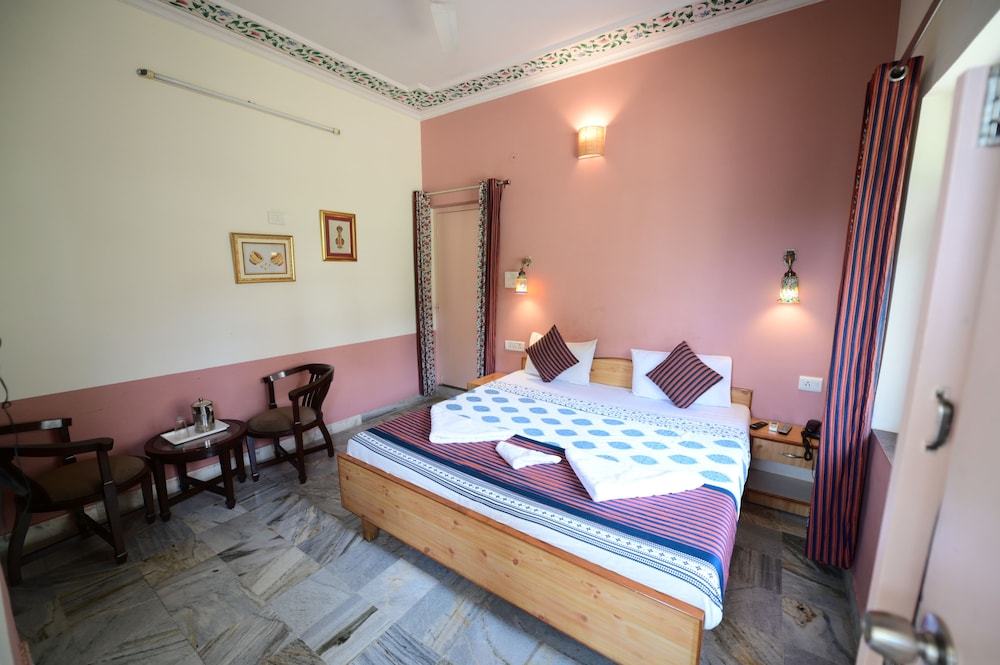 DELUXE, DOUBLE BED, MOUNTAIN VIEW