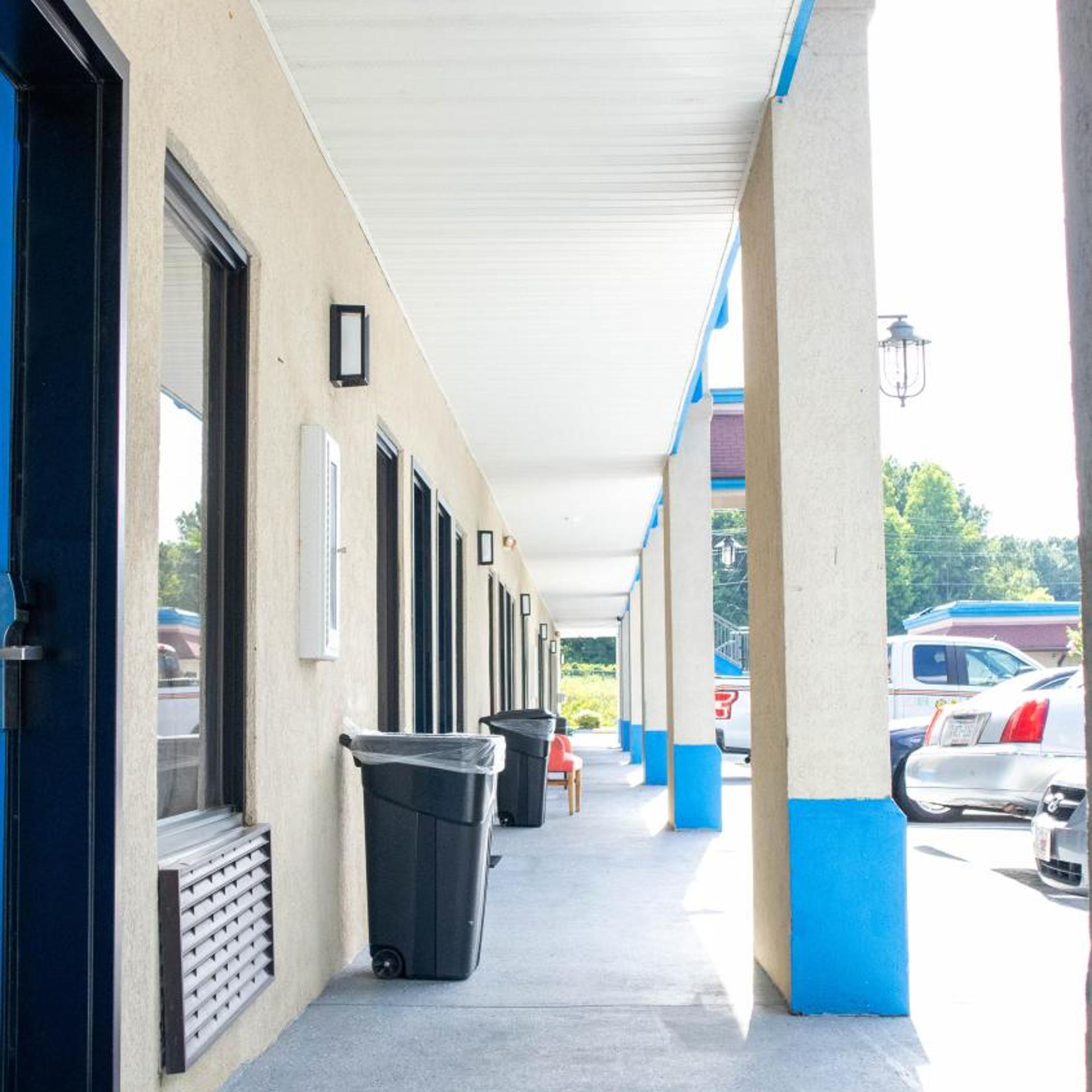 DAYS INN YANCEYVILLE 24/32