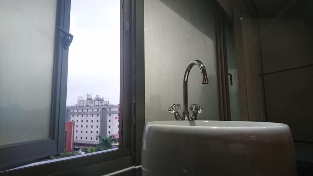 Burgary Hotel 50/50