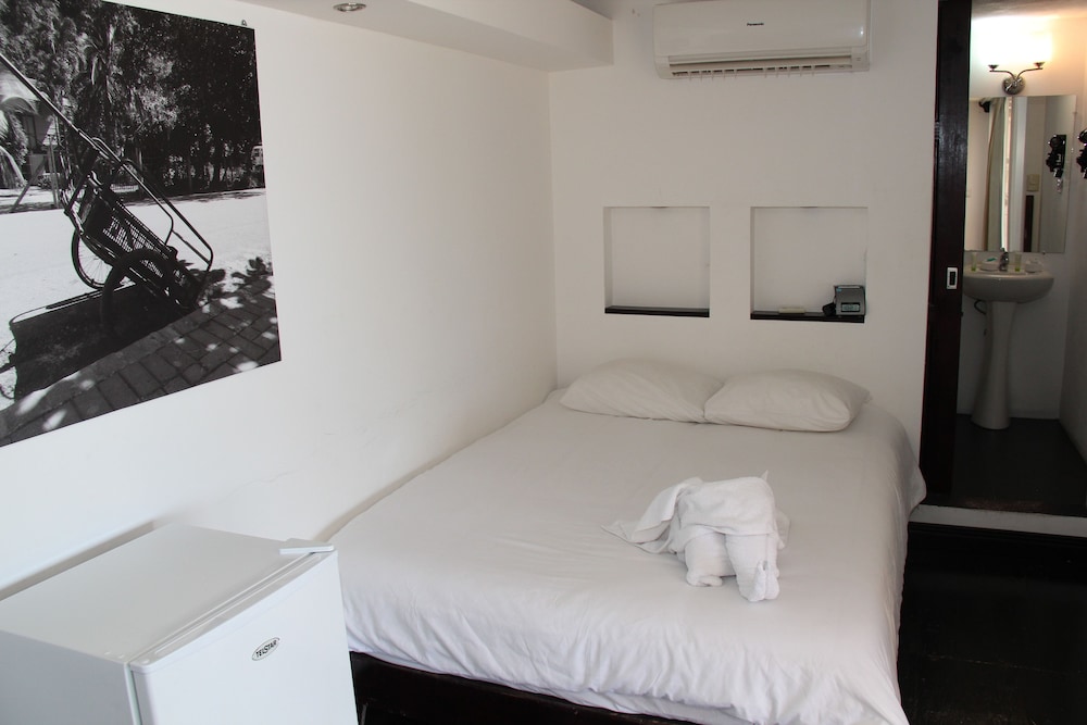 El Faro Beach Hotel 12/65