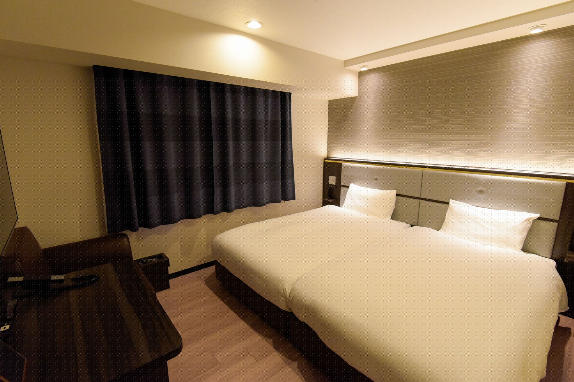 ROOM, TWIN BEDS
