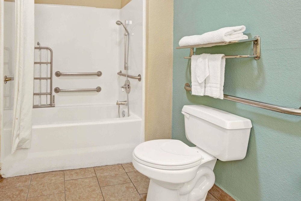 Super 8 By Wyndham Dallas East Near Fair Park Downtown 16/21