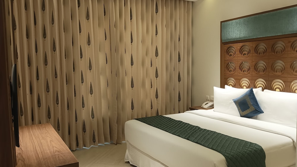 Garden, Villa, King Bed، Hawthorn Suites by Wyndham Dwarka 2/4