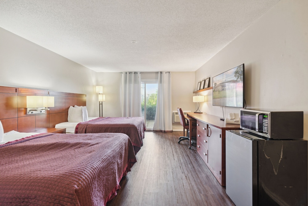Days Inn by Wyndham Toledo 12/37