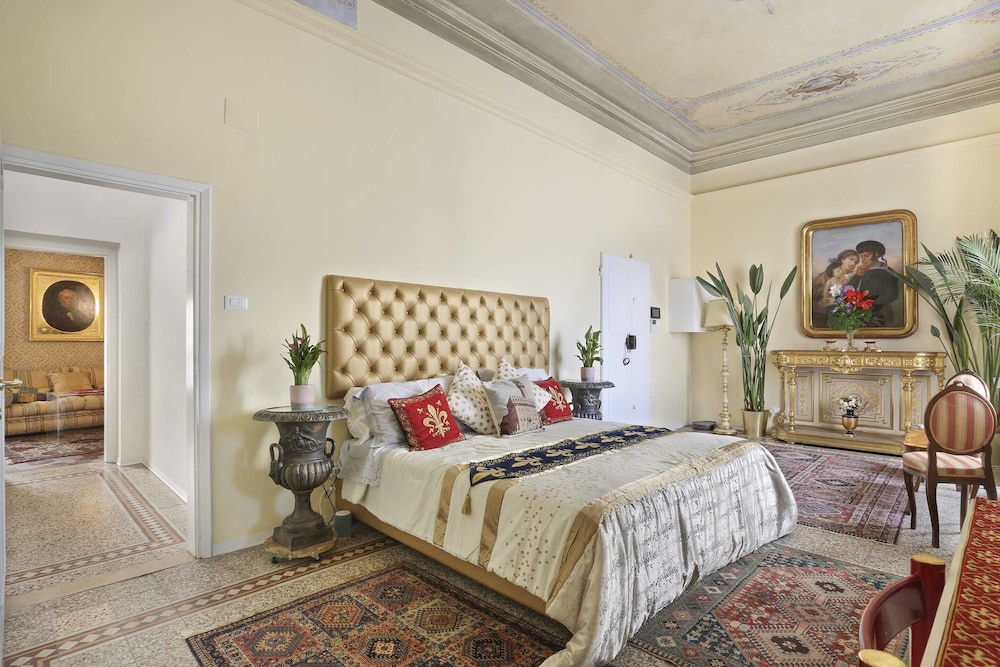 Lullaby Suite Near Palazzo Vecchio and Piazza Signoria-hosted by Sweetstay 4/19