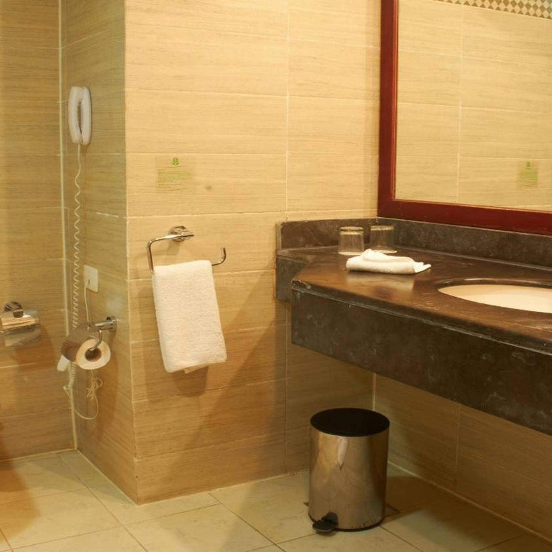 غرفة بسريرين منفصلين بإطلالة على البحر، TOLIP TABA RESORT AND SPA 5/5