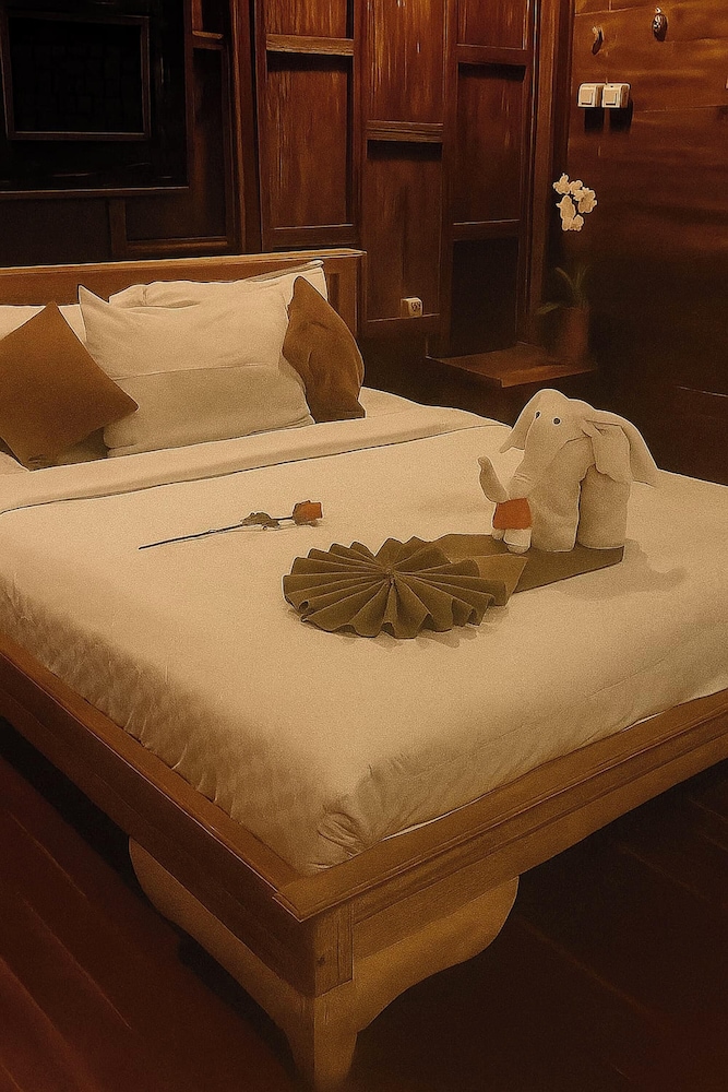 DELUXE, DOUBLE OR TWIN BED