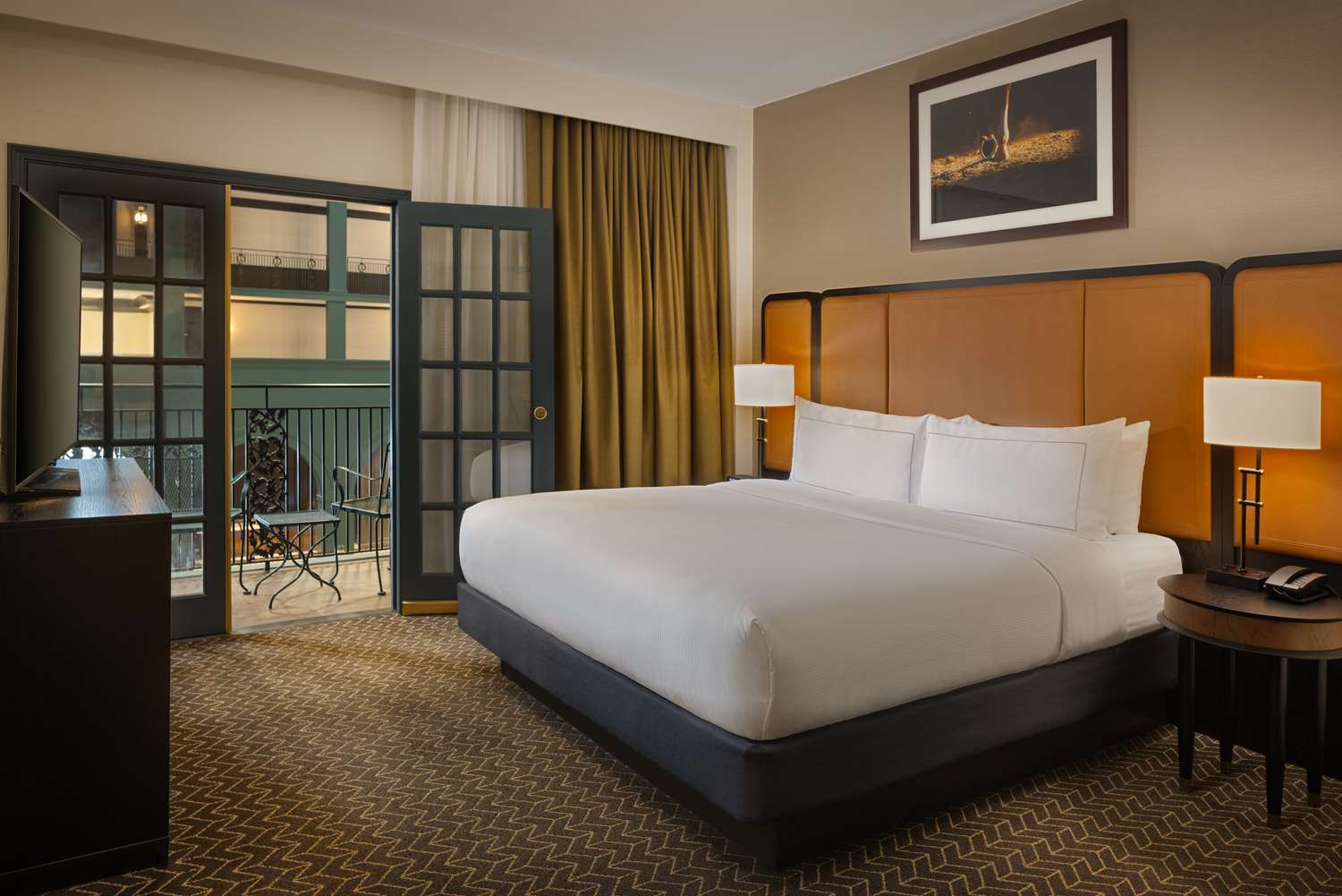 2 Rooms, Suite, King Bed, Atrium View, Balcony