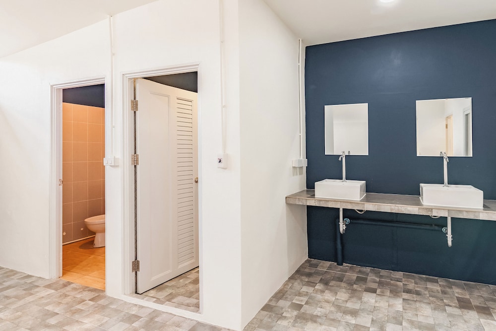 Shapel Hostel and Cafe 39/41