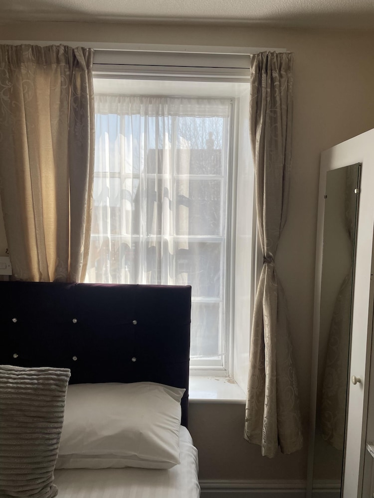 OYO Diamonds Inn 58/70