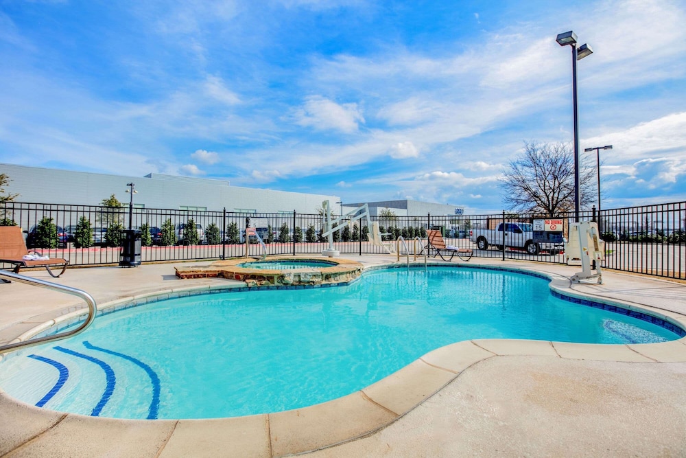 La Quinta Inn & Suites by Wyndham McKinney 42/45