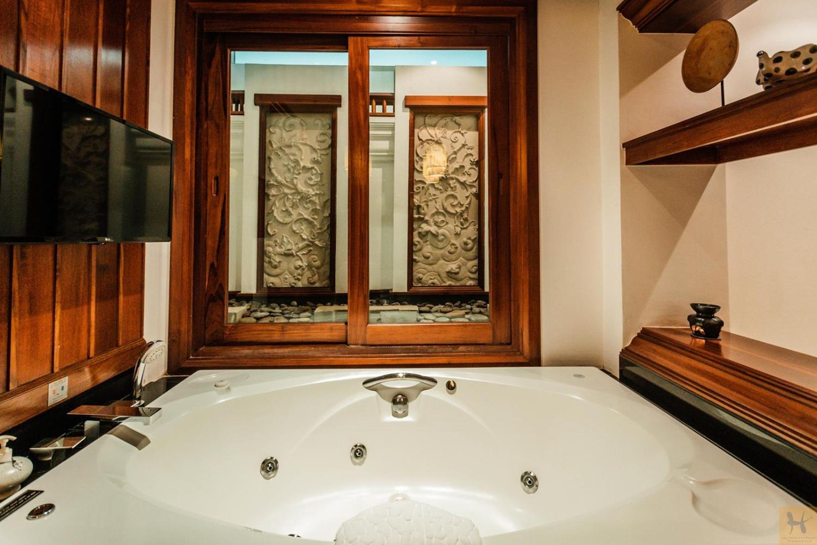Executive Suite, Ratilanna Riverside Spa Resort Chiang Mai 4/6