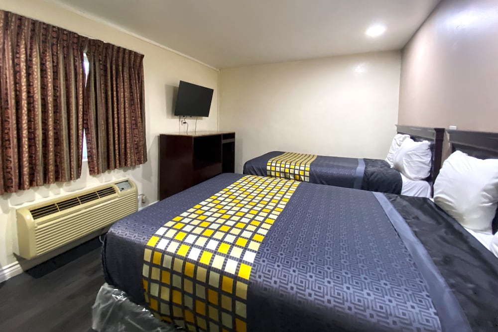 Room, Multiple Beds, Smoking