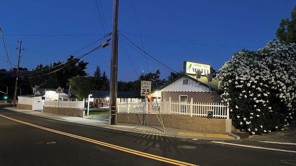 Jumping Frog Motel 11/67