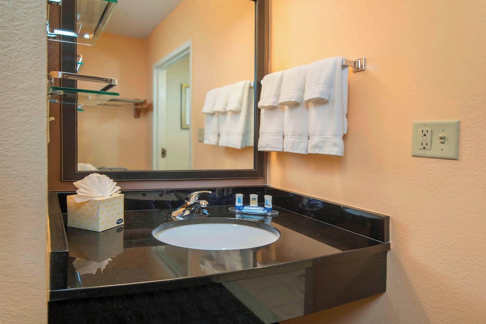 Fairfield Inn And Suites Frederick 49/50