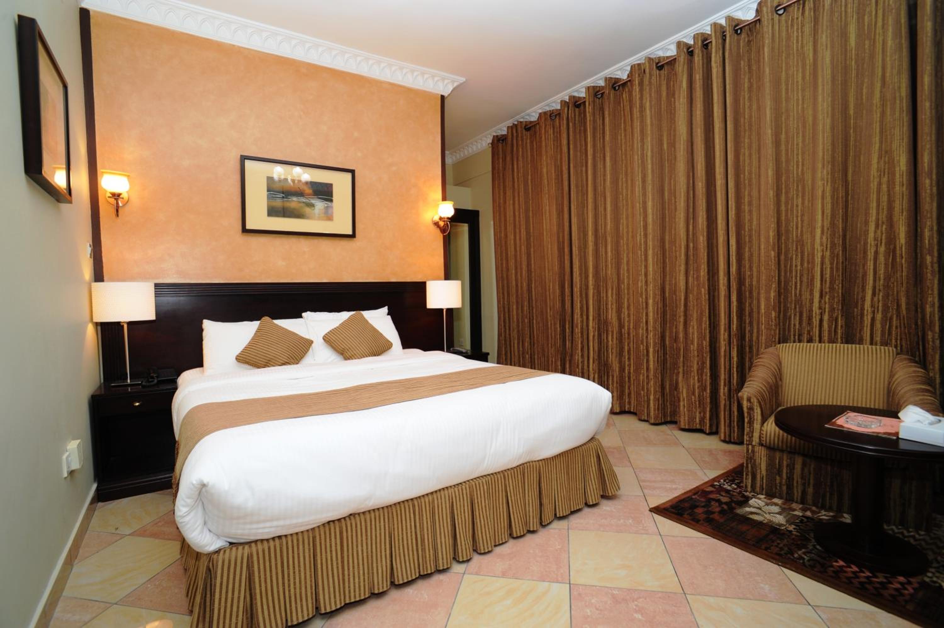 جناح جونيور، Al Jazeera Royal Hotel 5/10