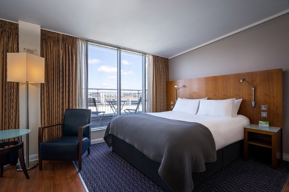 Premium, King Bed, Street View, Balcony