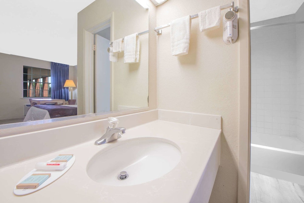 Suite, King Bed, Accessible