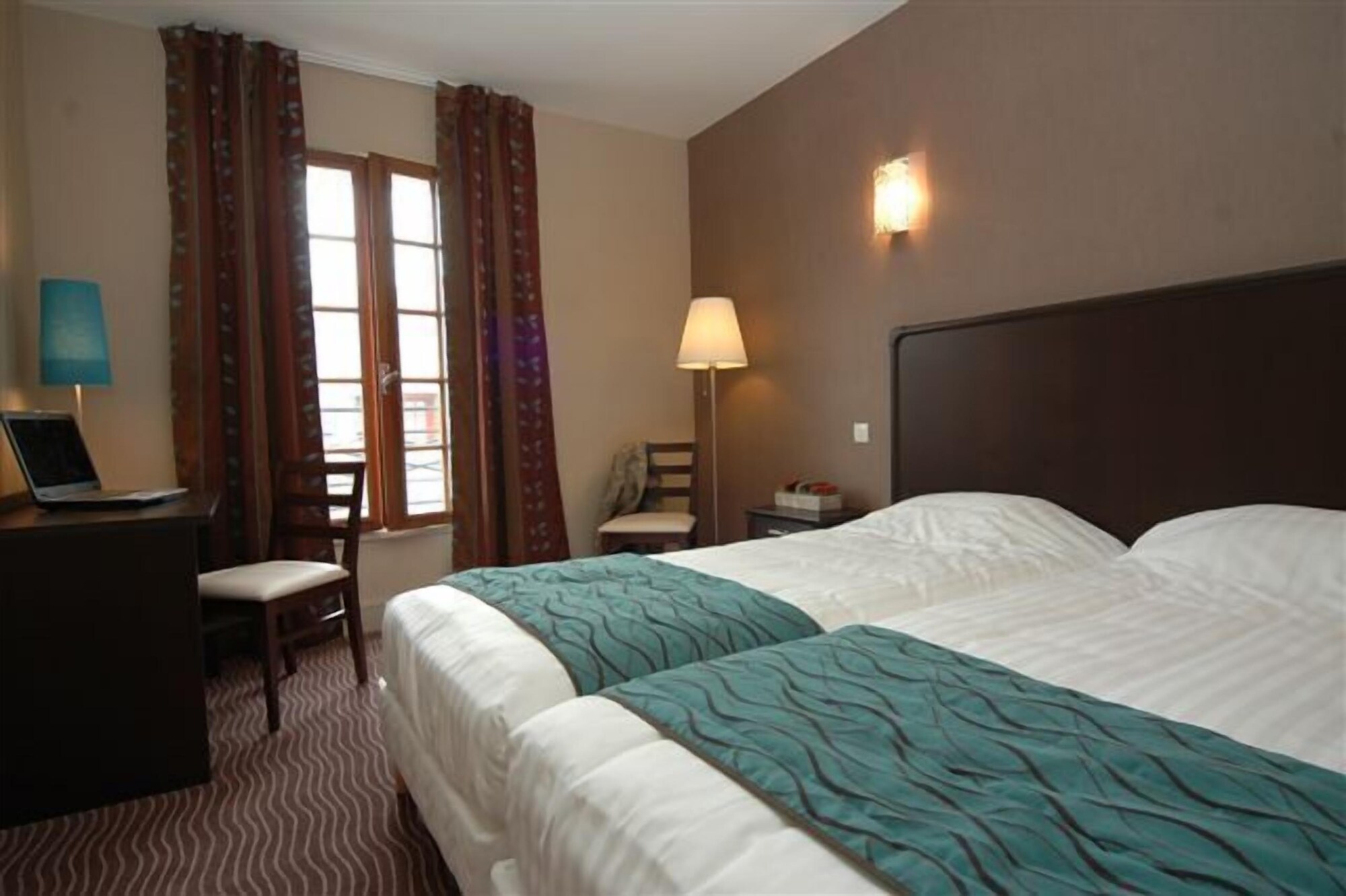 غرفة بسريرين منفصلين وسرير مزدوج أو سريرين منفصلين، Hostellerie La Croix Blanche 6/10