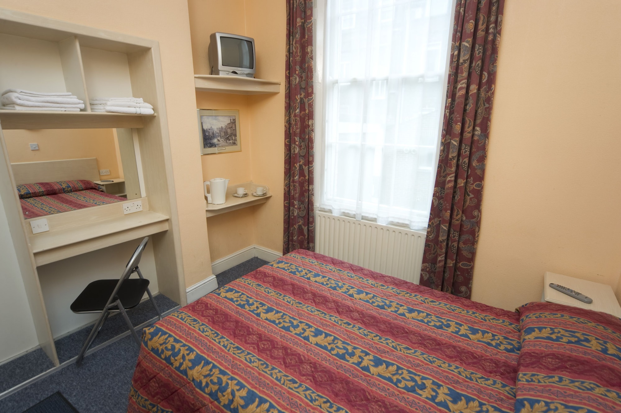 ROOM, DOUBLE BED