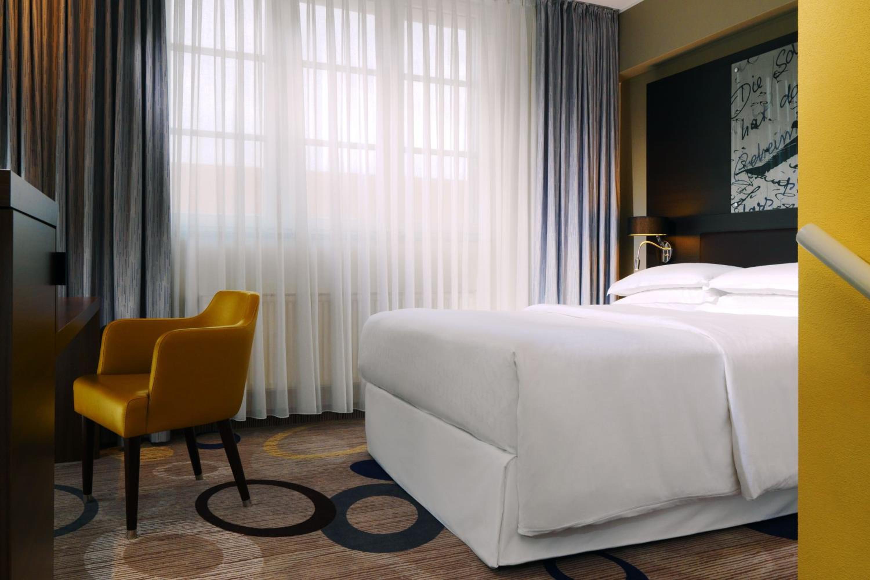 Guest Room, Classic, Queen Bed, Stairway View