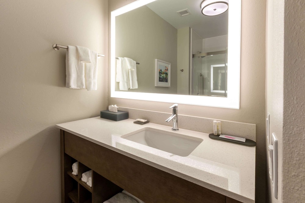 La Quinta Inn & Suites by Wyndham Middletown-Goshen 32/36