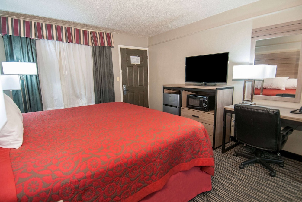 Days Inn by Wyndham Central San Antonio NW Medical Center 24/40