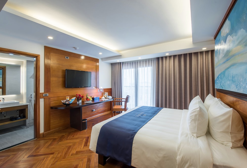 SIGNATURE, TRIPLE, MULTIPLE BEDS, CITY VIEW, BALCONY