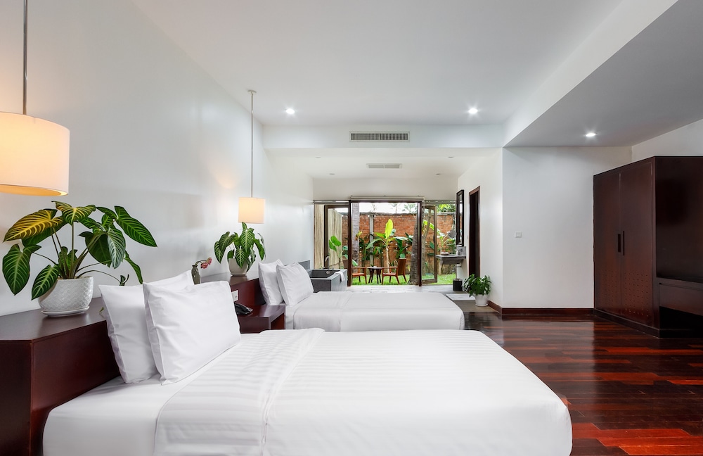 JUNIOR, TWIN BEDS, GARDEN VIEW