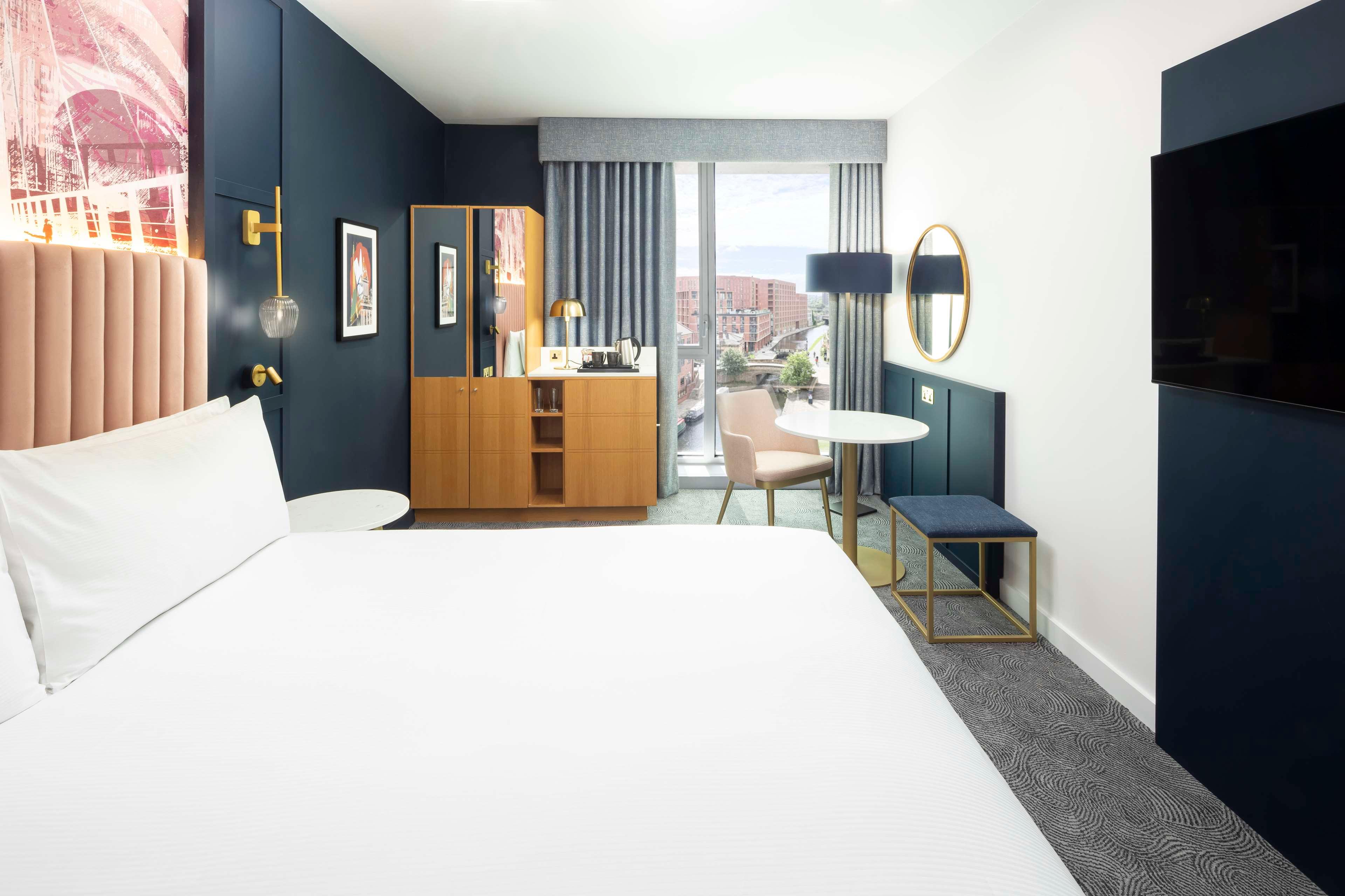 GUEST ROOM, KING BED, CANAL VIEW