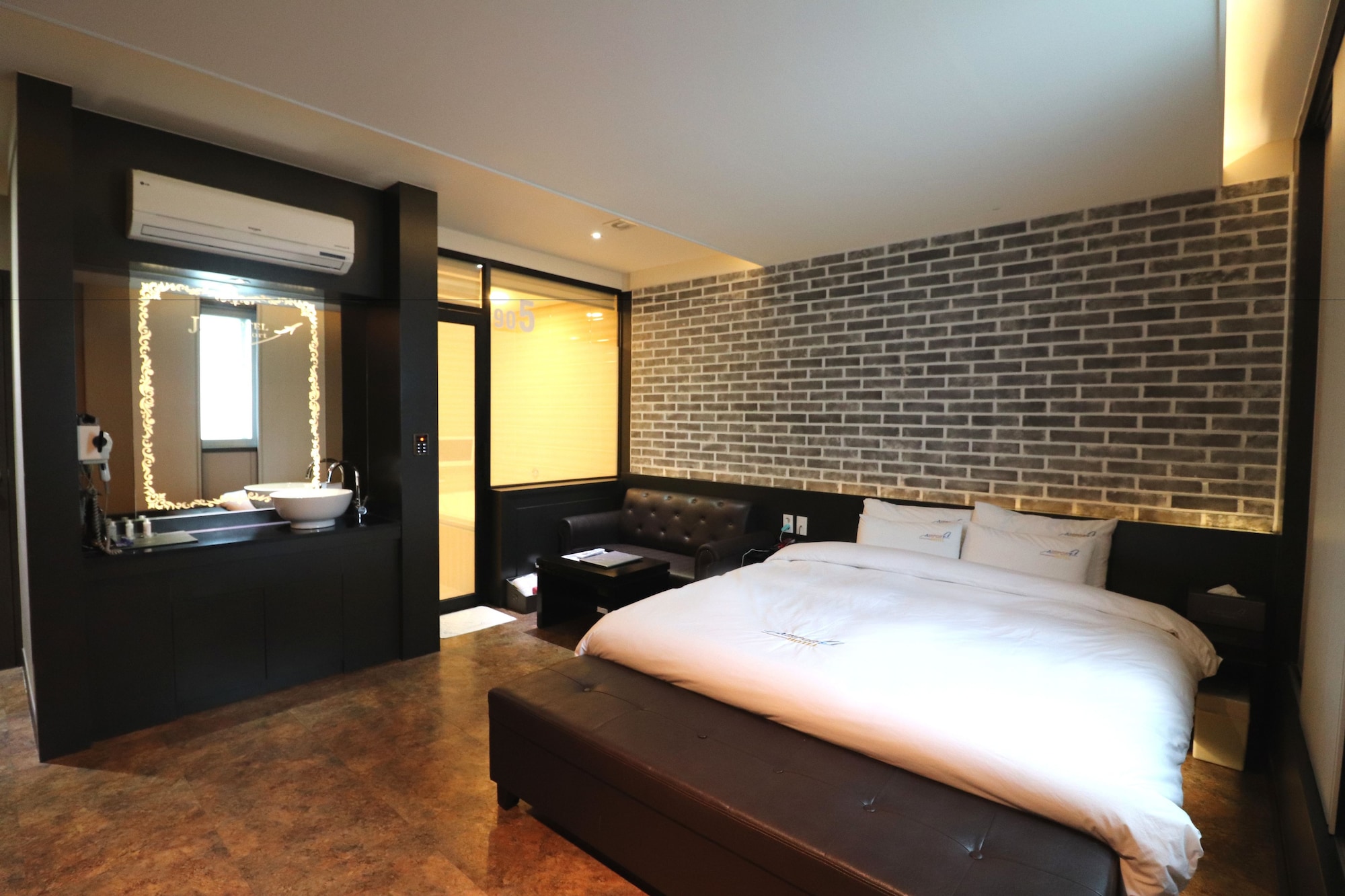 DELUXE, DOUBLE BED