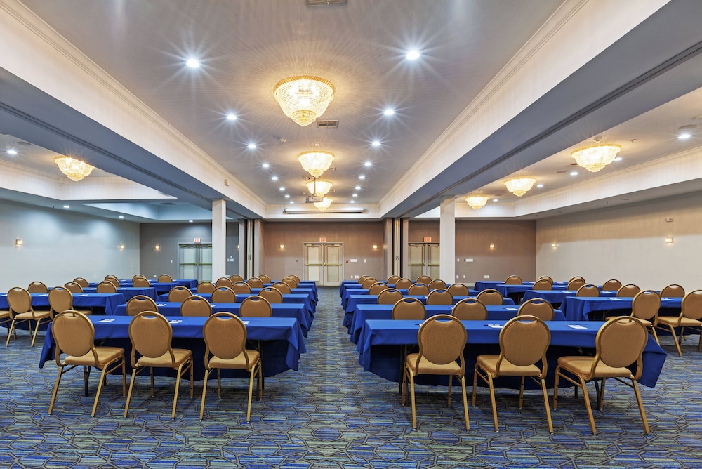 Holiday Inn Express Hotel Suites Jenks 68/72