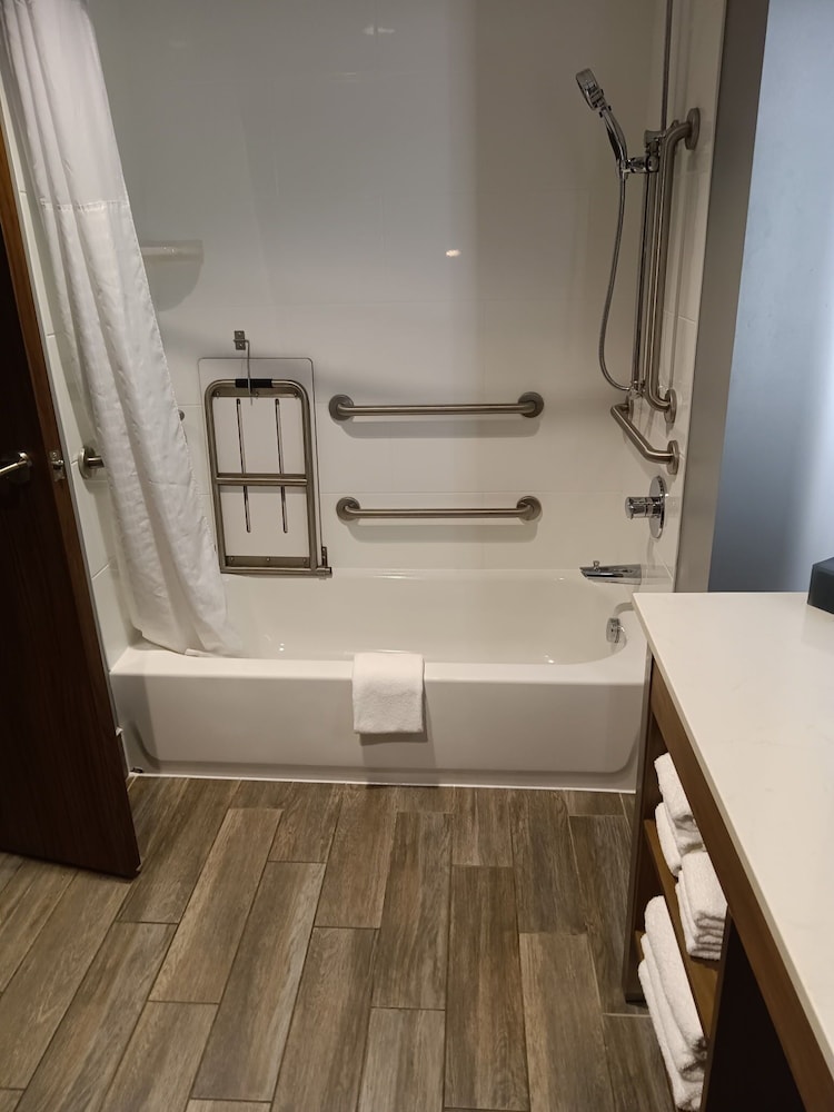 La Quinta Inn & Suites by Wyndham Bardstown 18/19