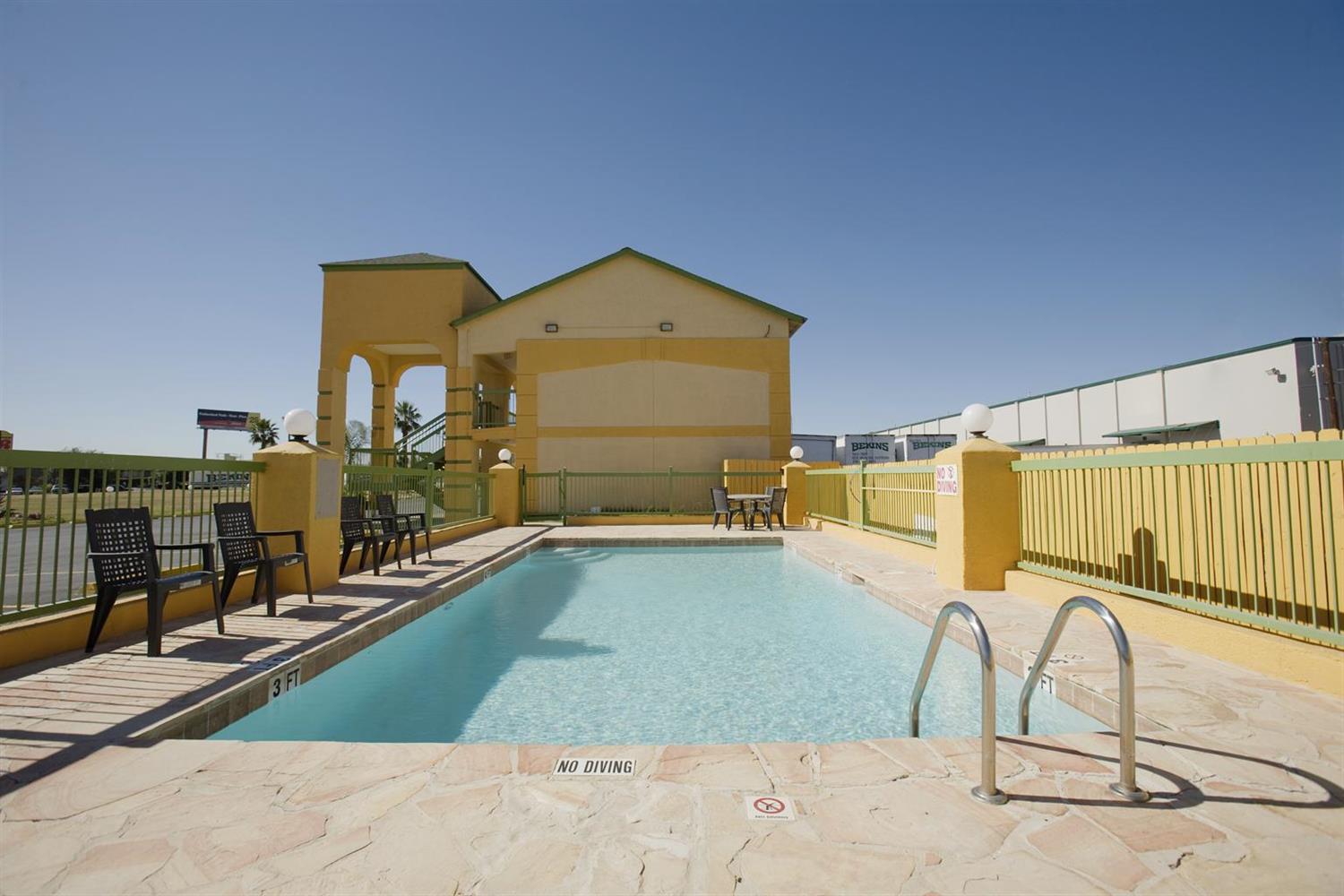 Americas Best Value Inn - Frost Bank Center 27/36